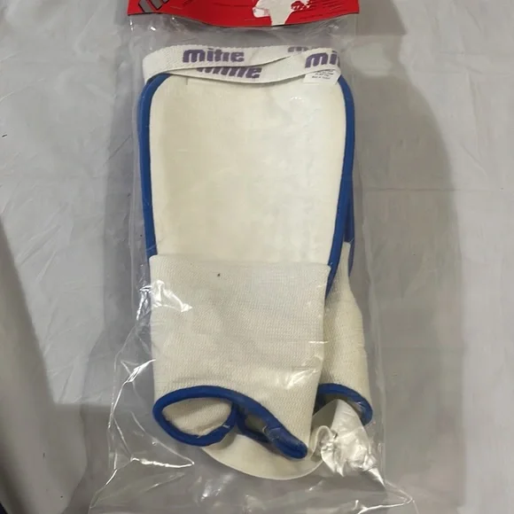 Shin guards for soccer Mitre Unisex Size medium! - Picture 3 of 5